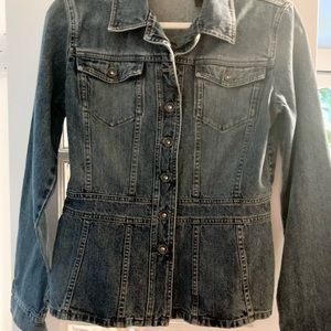 DKNY- WOMEN'S - blue denim
tailored jean jacket- size L. Excellent
condition!